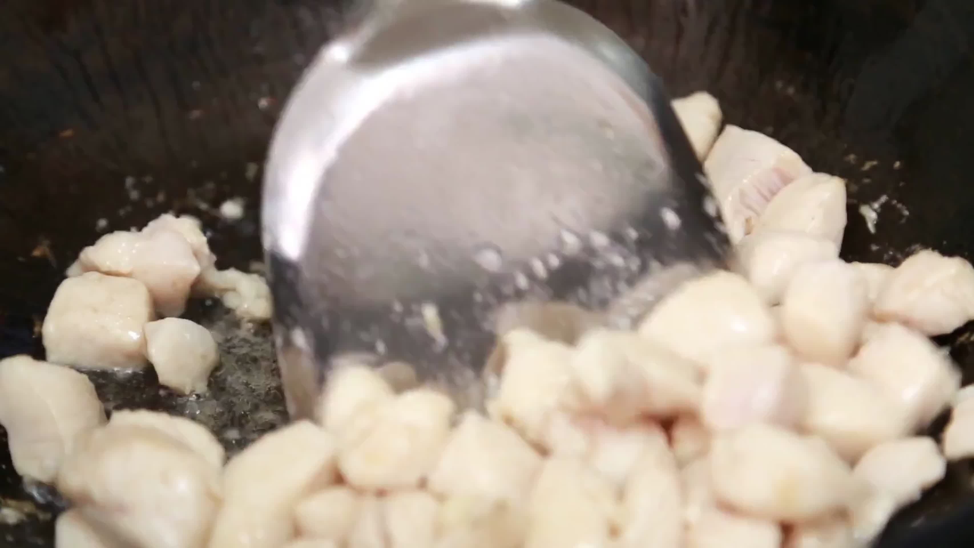 镜头合集鸡丁淀粉上浆炒制鸡丁视频的预览图