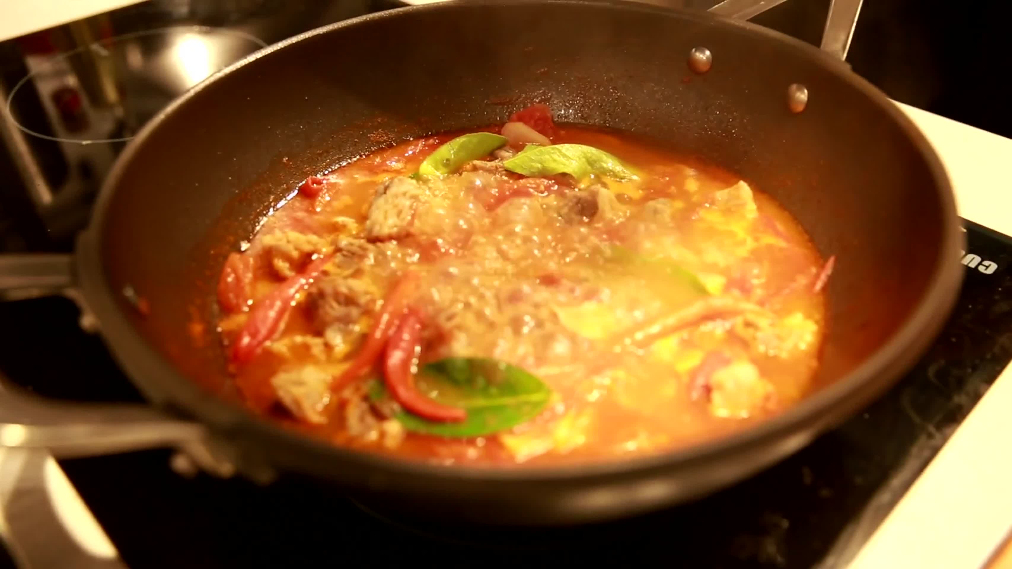 镜头合集红汤牛肉锅番茄牛腩制作视频的预览图