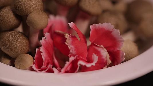 镜头合集海鲜菇蟹味菇蘑菇视频的预览图