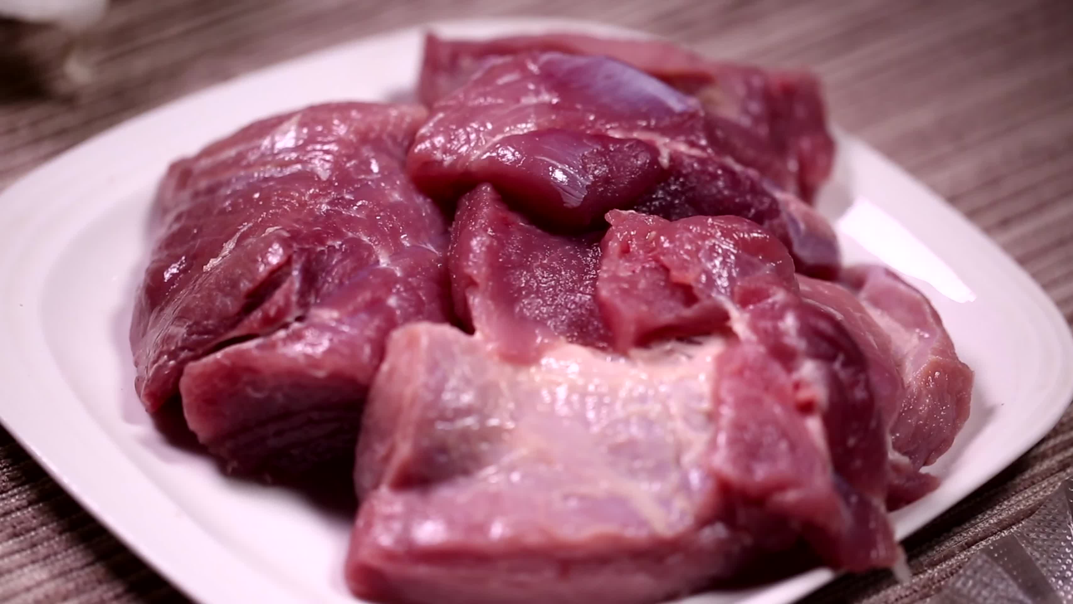 镜头合集牛肉猪肉切分分装冷冻冰箱储存视频的预览图