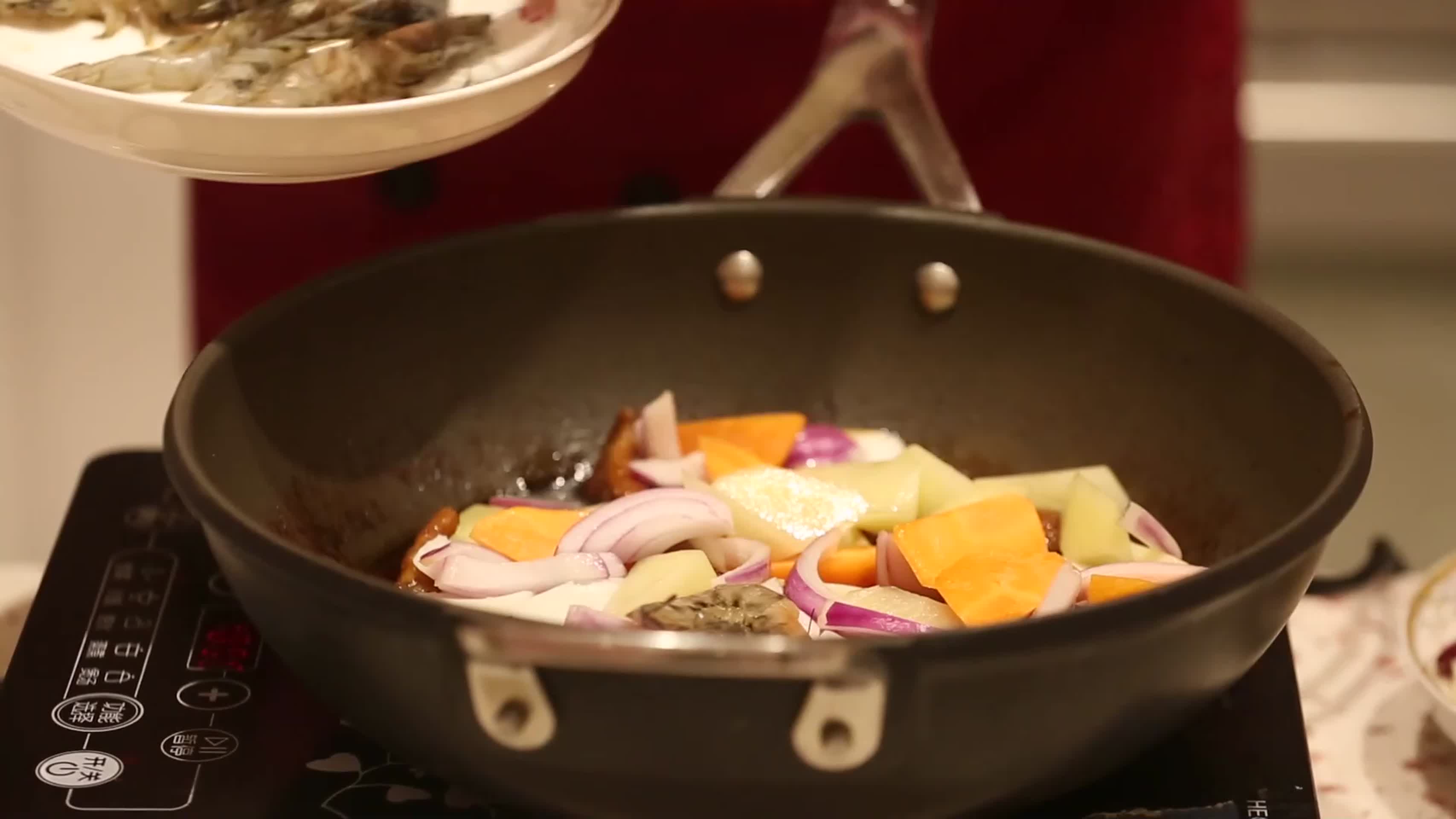 镜头合集年糕蟹肉蟹煲韩式海鲜年糕锅制作视频的预览图