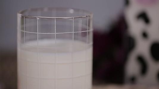 镜头合集牛奶牛乳蛋白质视频的预览图