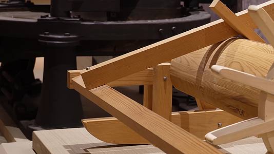 建筑工业镜头合集木工木匠石碾子石磨纺车视频的预览图