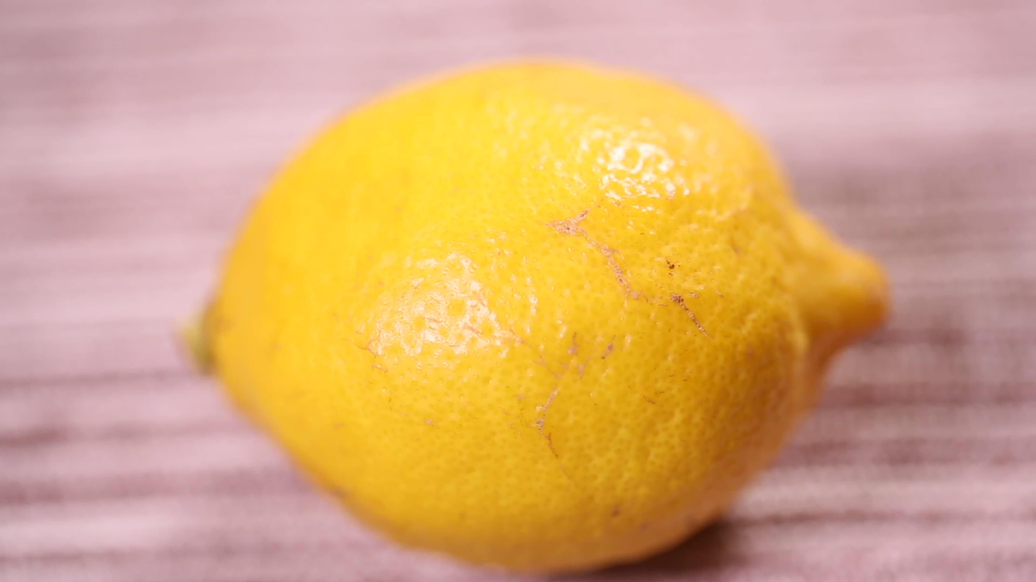 镜头合集切柠檬挤柠檬汁视频的预览图