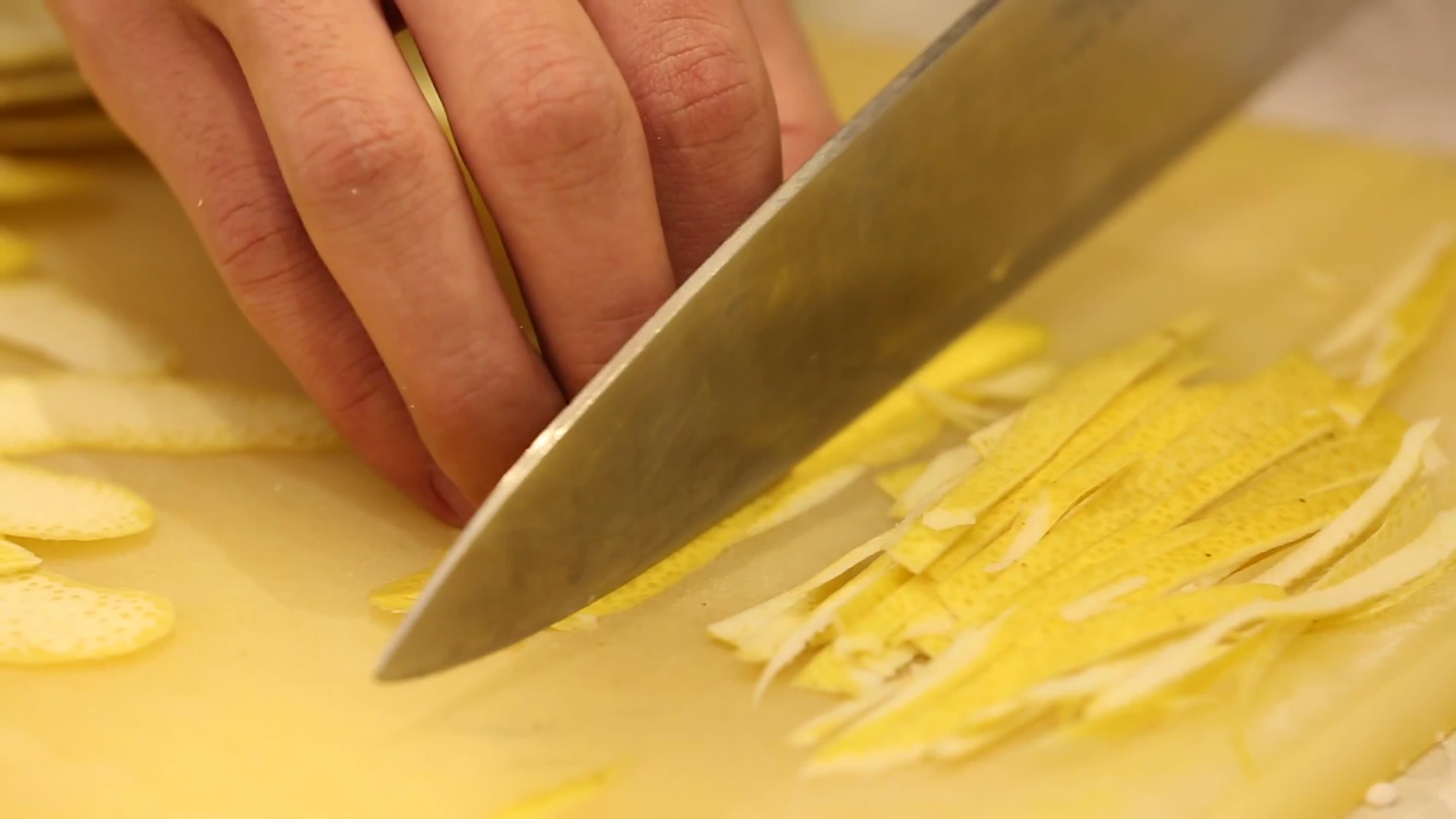 镜头合集切柚子皮制作柚子茶视频的预览图