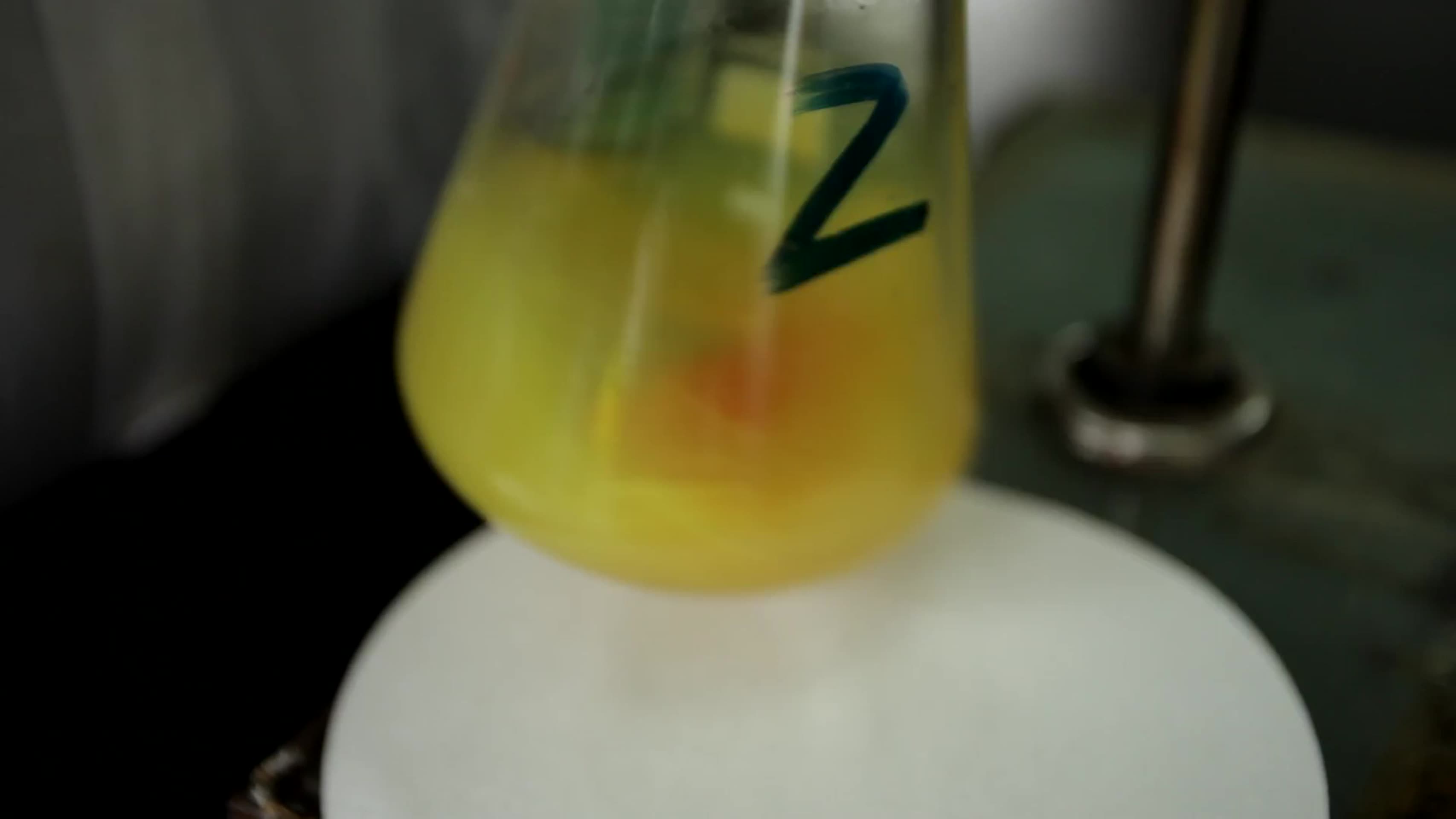 镜头合集烧杯试管蒸馏瓶化学实验检测视频的预览图