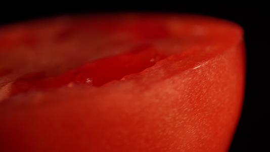 镜头合集切开的西红柿瓤视频的预览图