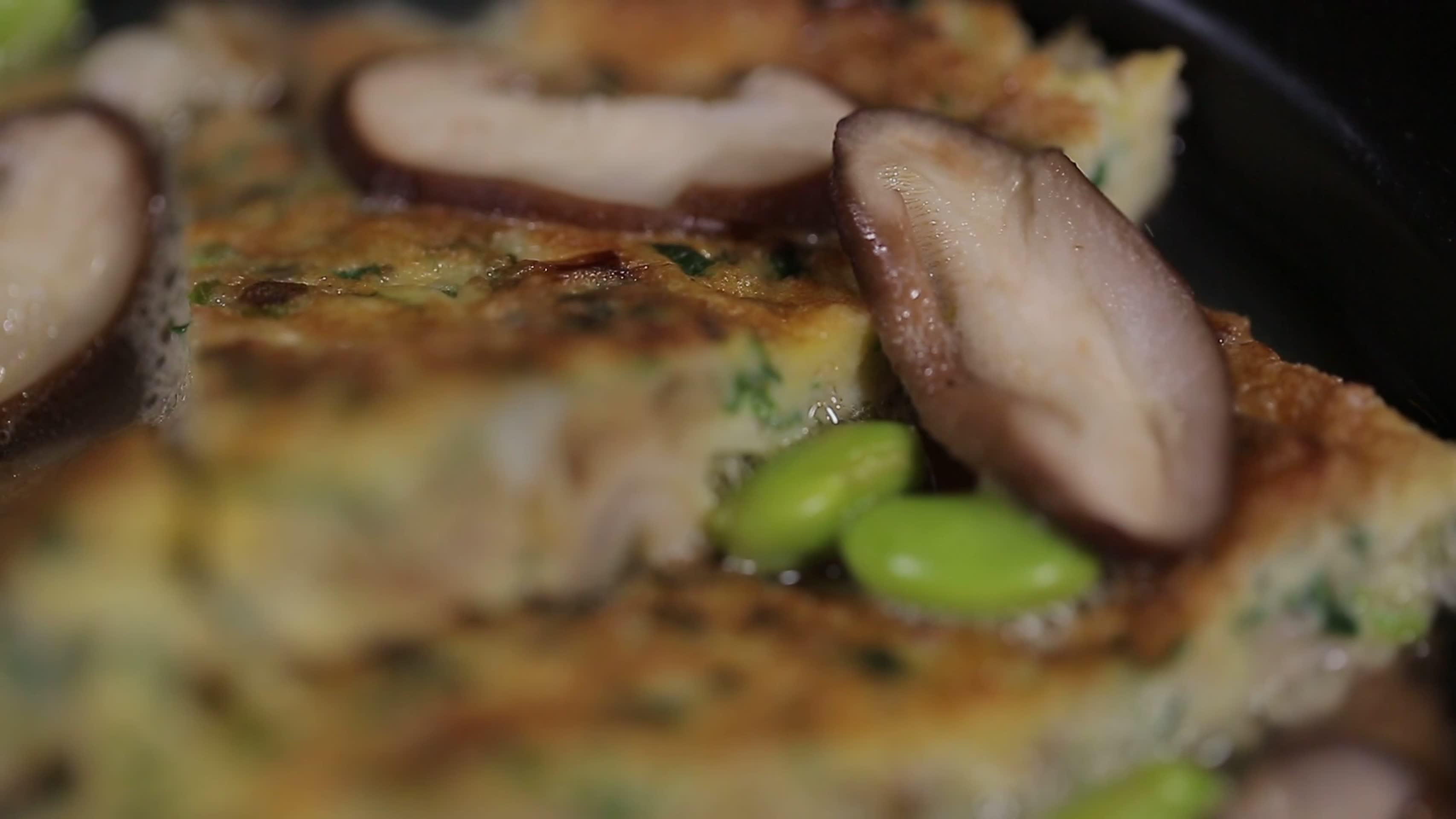 镜头合集砂锅海鲜饼视频的预览图