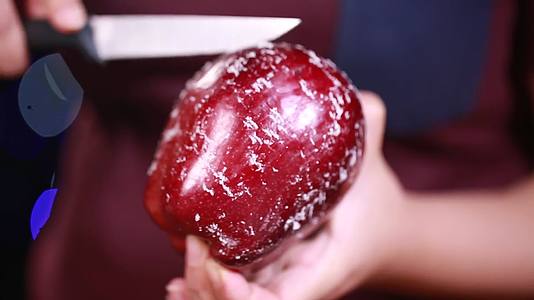 镜头合集水果刀刮蛇果红苹果表面果蜡视频的预览图