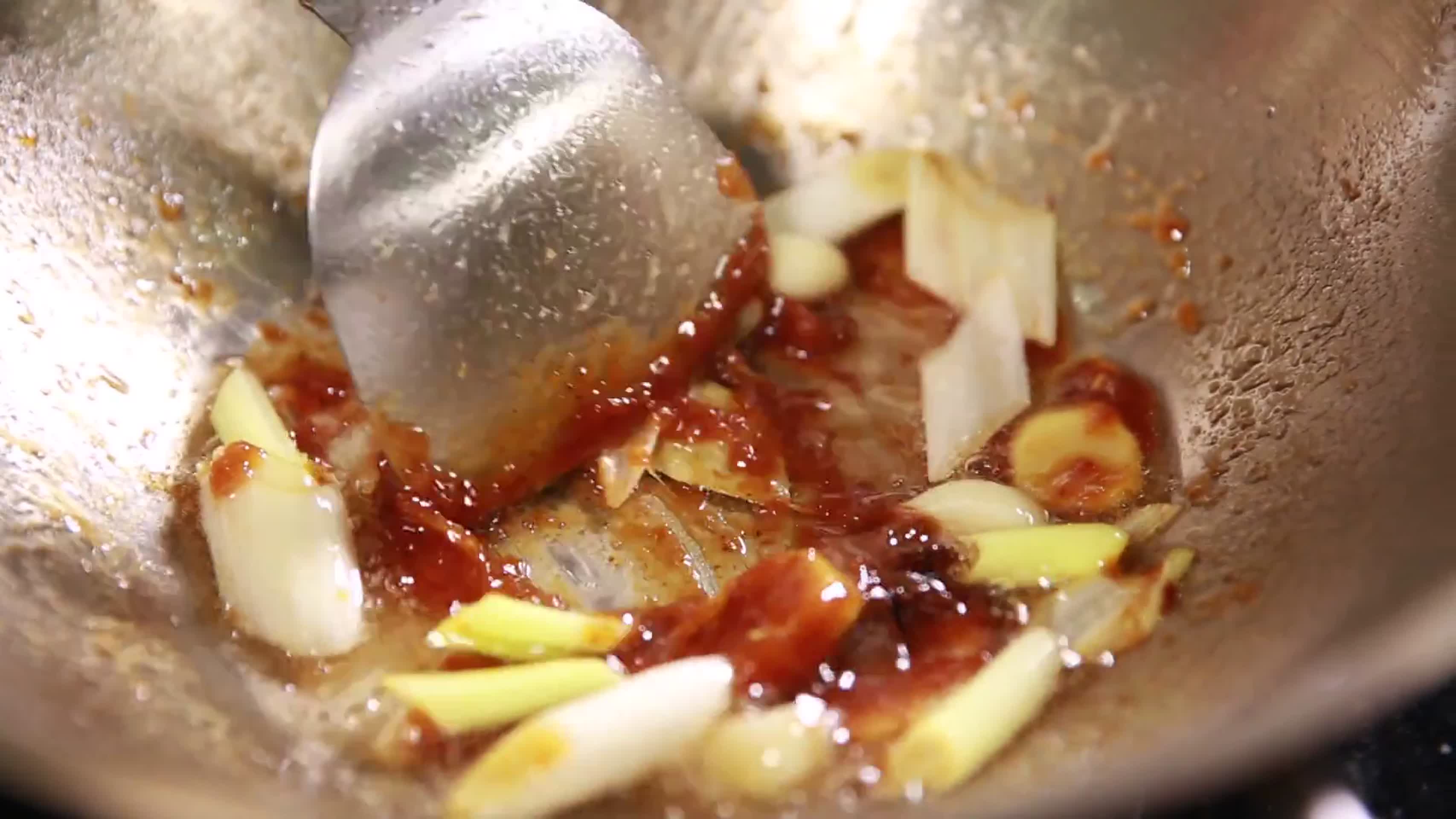 镜头合集炝锅炒猪肉做红烧肉视频的预览图