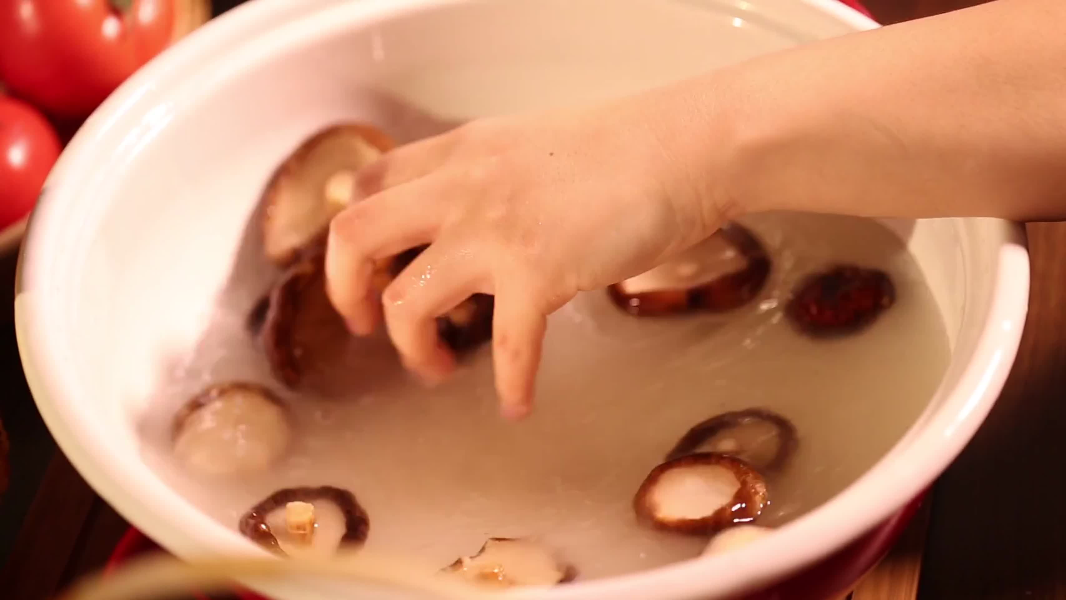 镜头合集清水浸泡清洗香菇视频的预览图