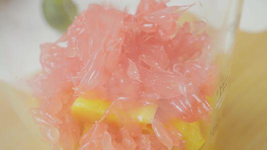调饮料芒果西米露加入西柚果粒视频的预览图