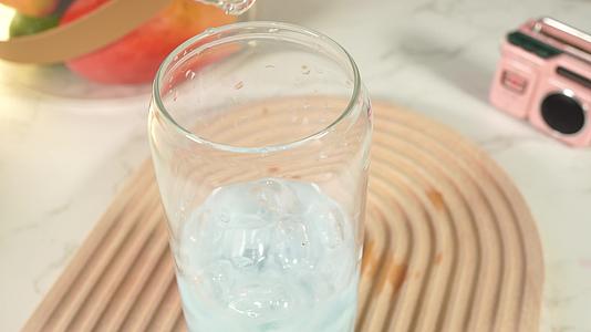 蓝天白云布丁奶冻加入玻璃杯视频的预览图
