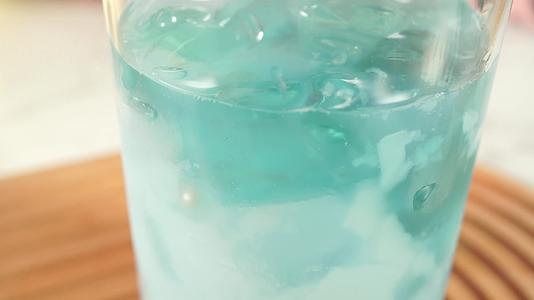 饮料杯中加入蓝色布丁果冻视频的预览图