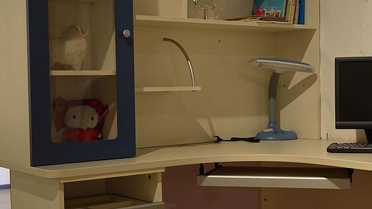 儿童房婴儿车书桌写字台视频的预览图