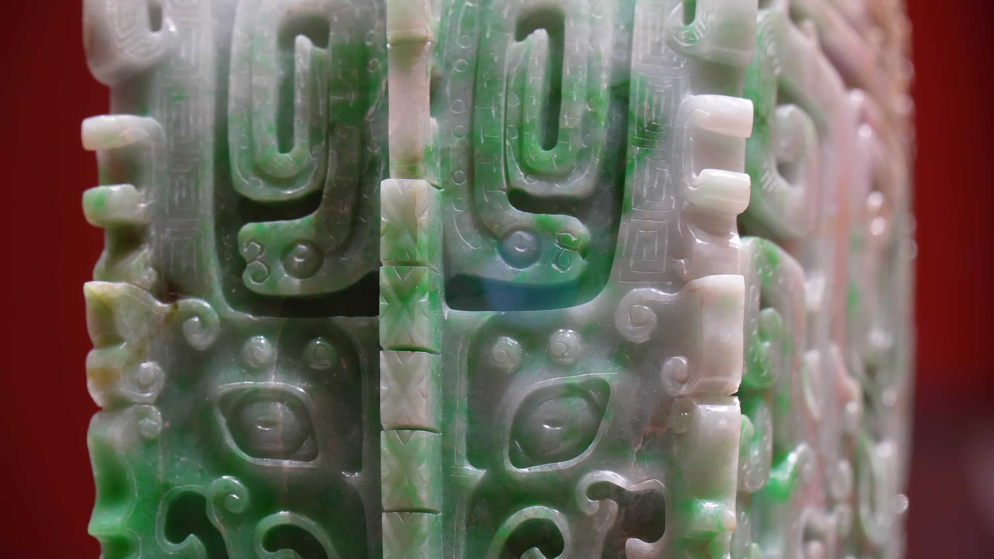 翡翠雕刻工艺品摆件玉瓶视频的预览图