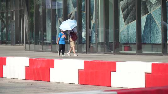 夏季打伞的行人遮阳伞视频的预览图