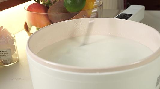 牛奶椰乳加入吉利丁制作布丁视频的预览图
