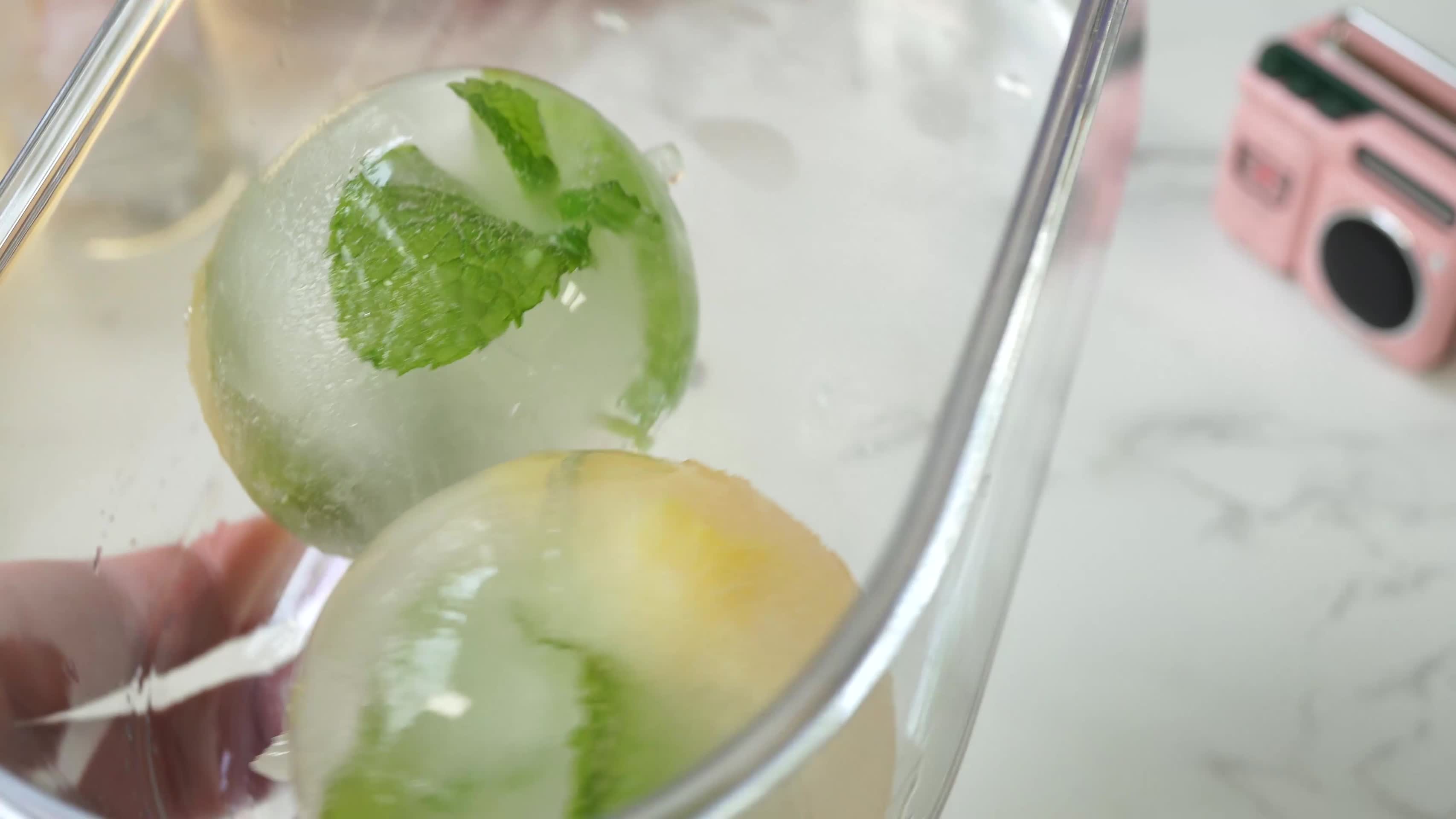 鸡尾酒冰球薄荷柠檬冰块视频的预览图