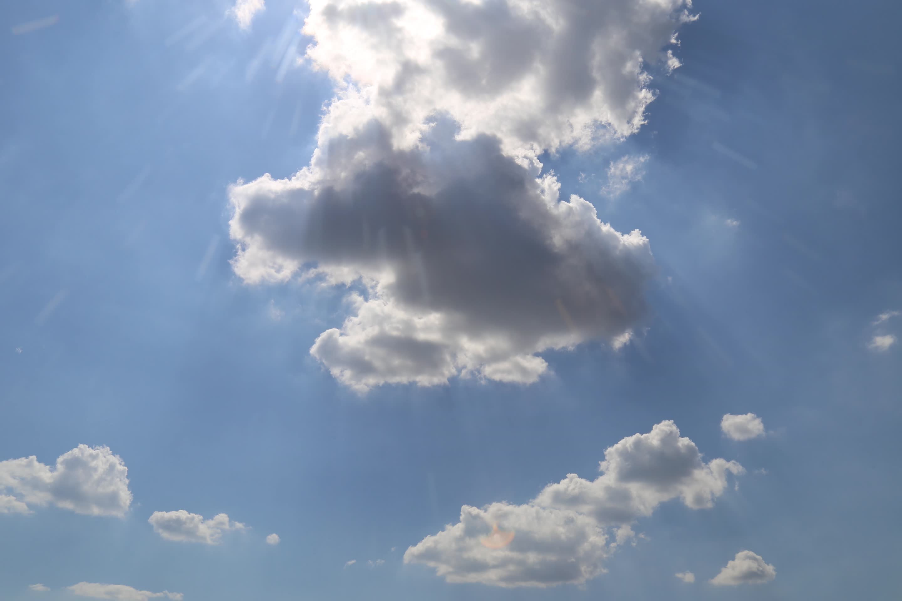 4K实拍太阳蓝天白云翻涌高温延时视频的预览图