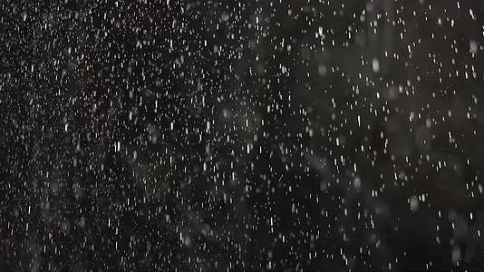 2K空镜光影雨滴大雨雨滴落下视频的预览图