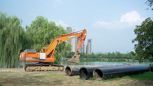 武汉市汉阳区墨水湖公园挖掘机在工作视频的预览图