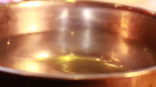 镜头合集一盆清水浸泡清洗西红柿视频的预览图