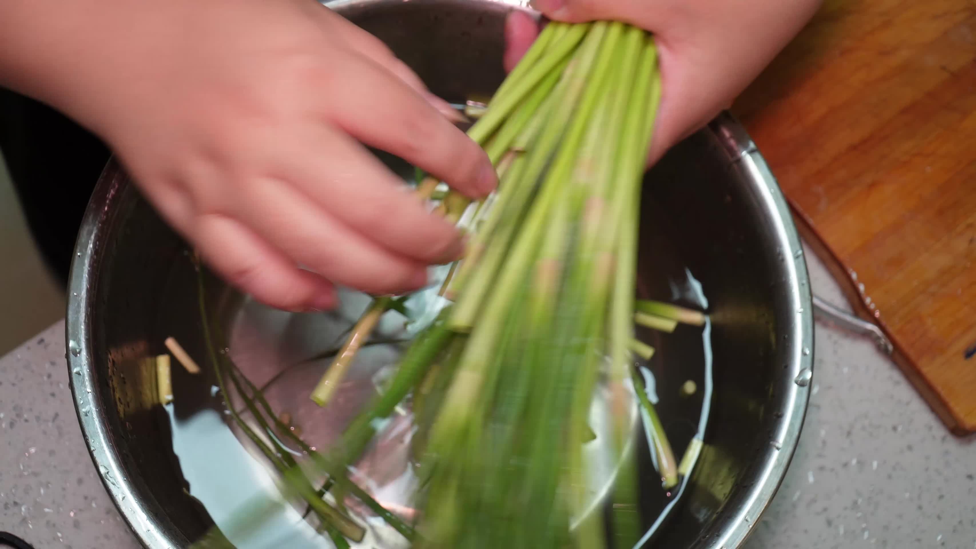 食材处理洗蒜苗择蒜薹切蒜薹视频的预览图