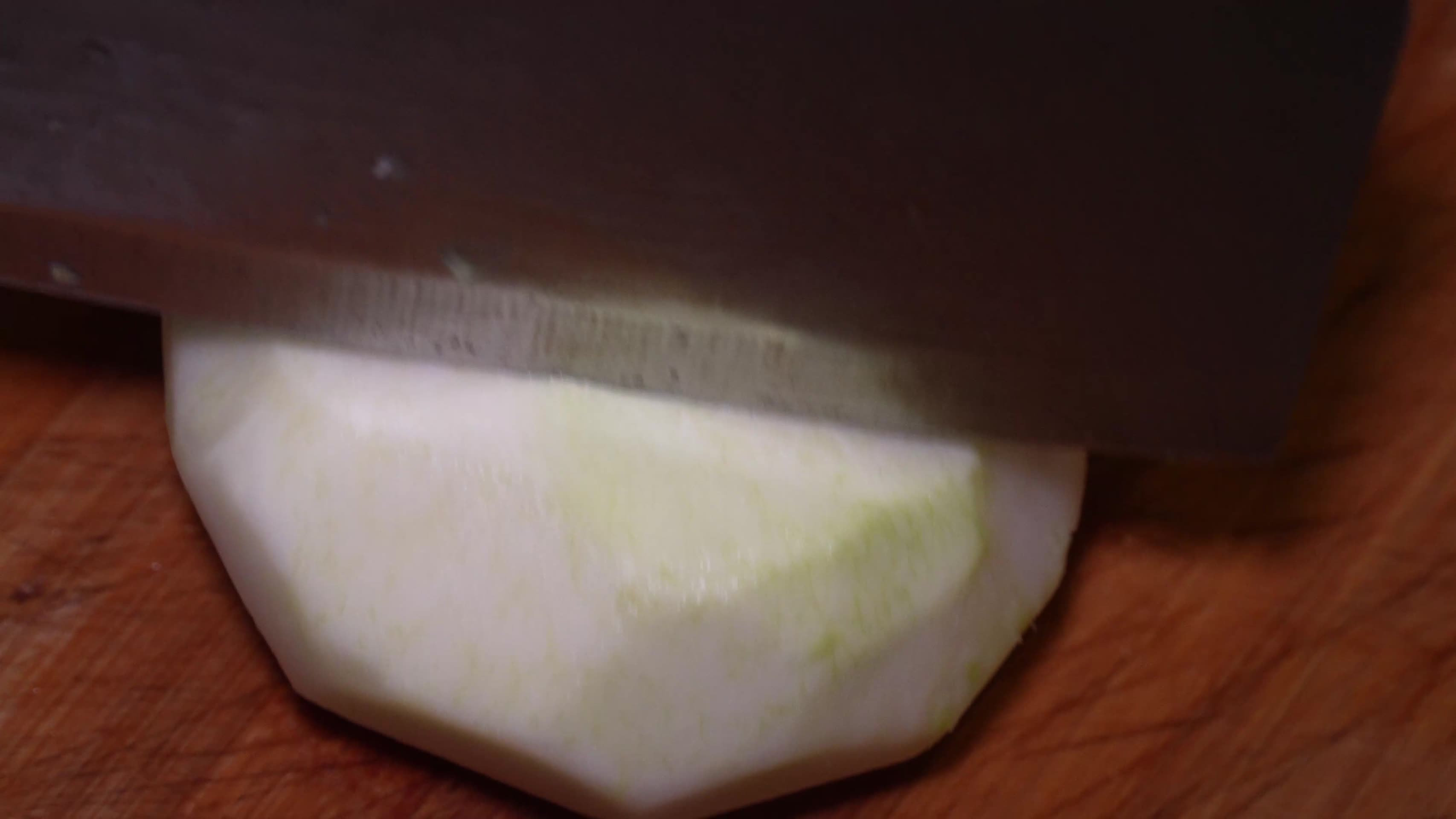 清洗苤蓝芥菜疙瘩削皮切片处理食材视频的预览图