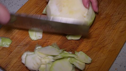 清洗苤蓝芥菜疙瘩削皮切片处理食材视频的预览图