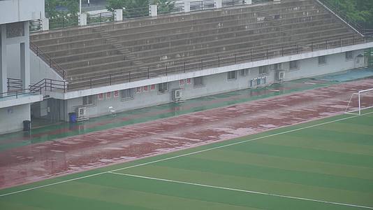 暴雨中下雨时的操场跑道视频的预览图