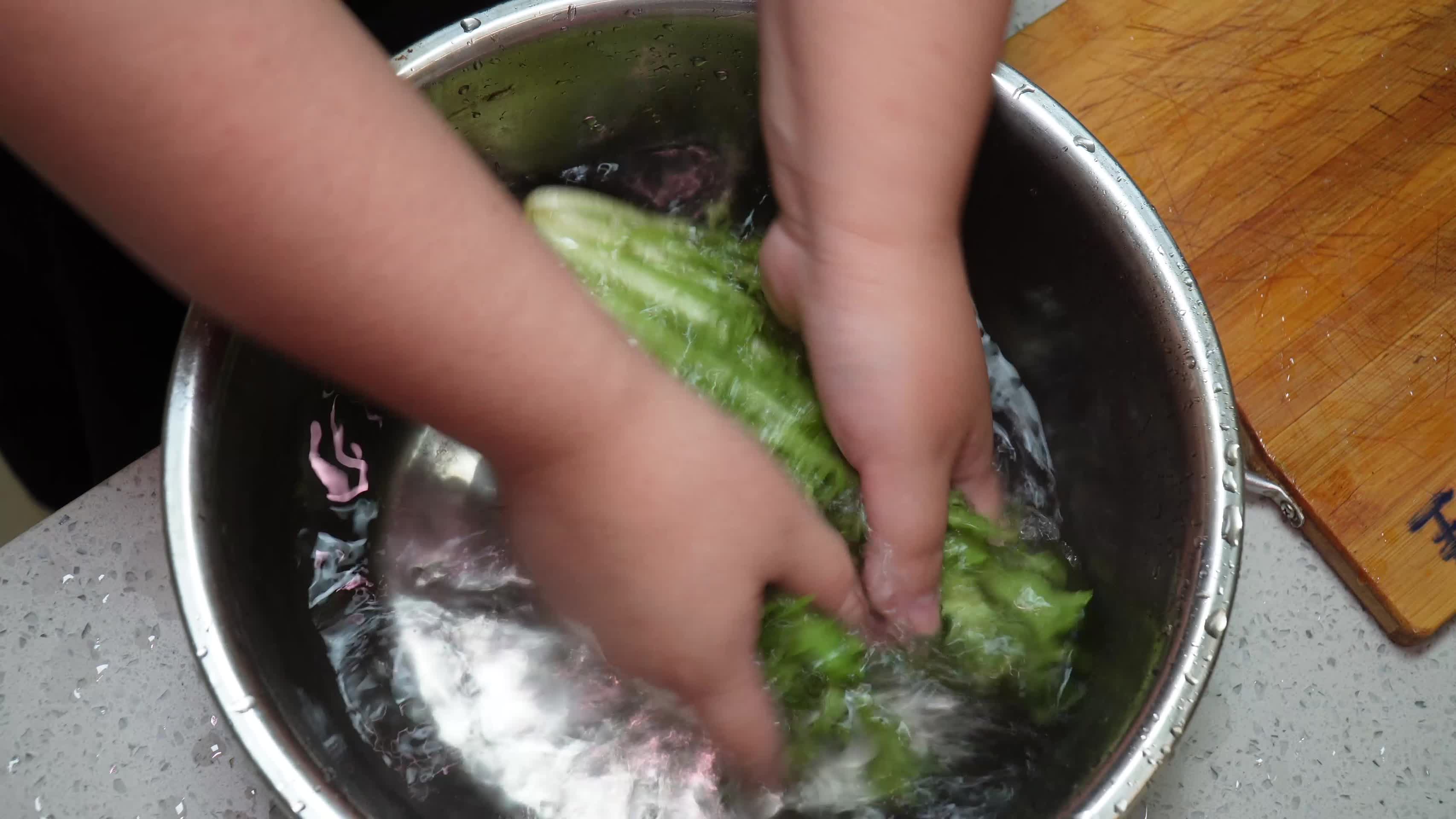 清洗夏季去火苦菊蔬菜视频的预览图