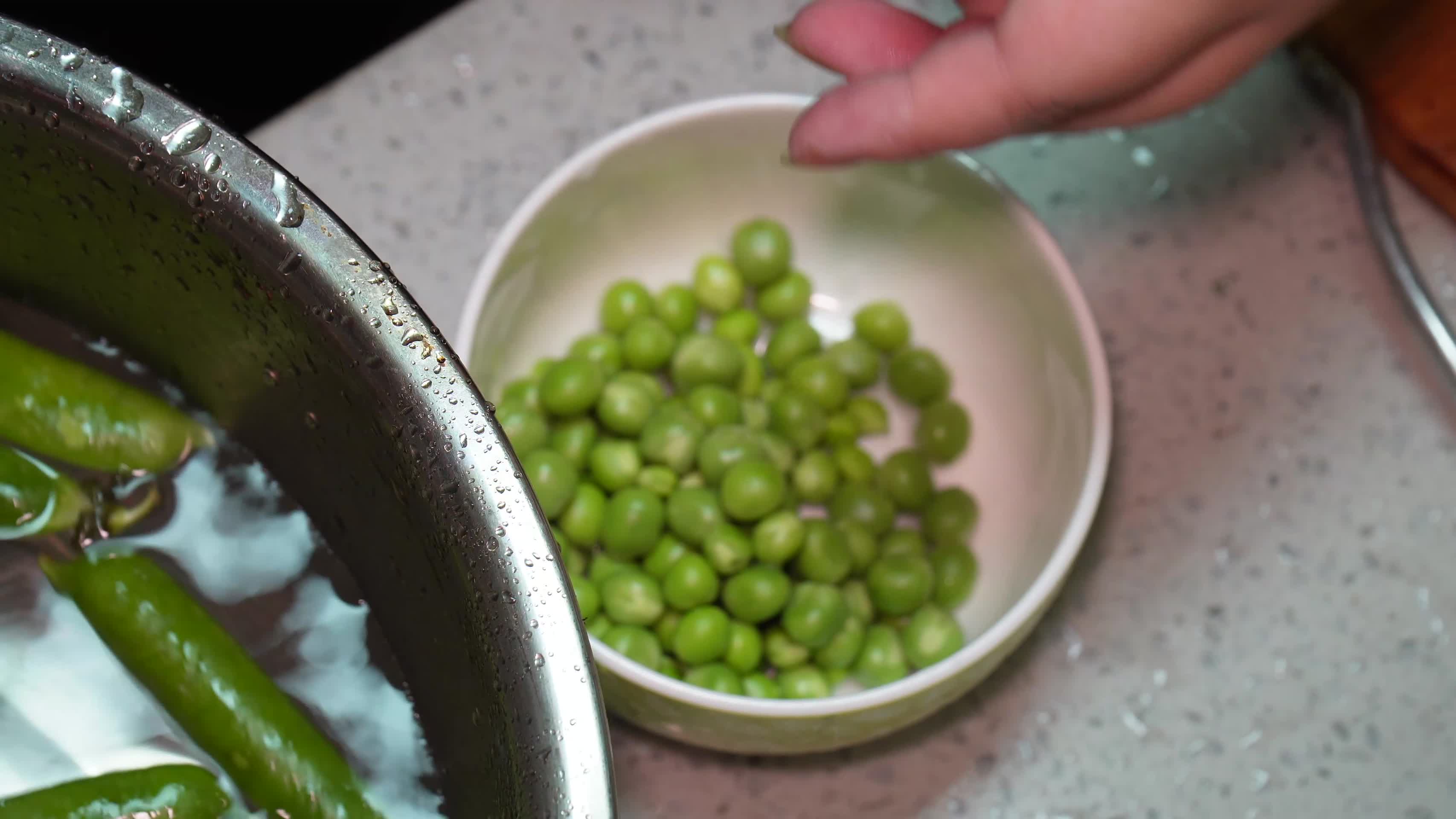 清洗豌豆青豆处理食材视频的预览图