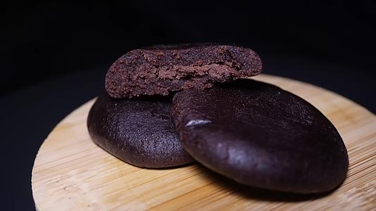 夹心软曲奇巧克力曲奇饼干糕点视频的预览图