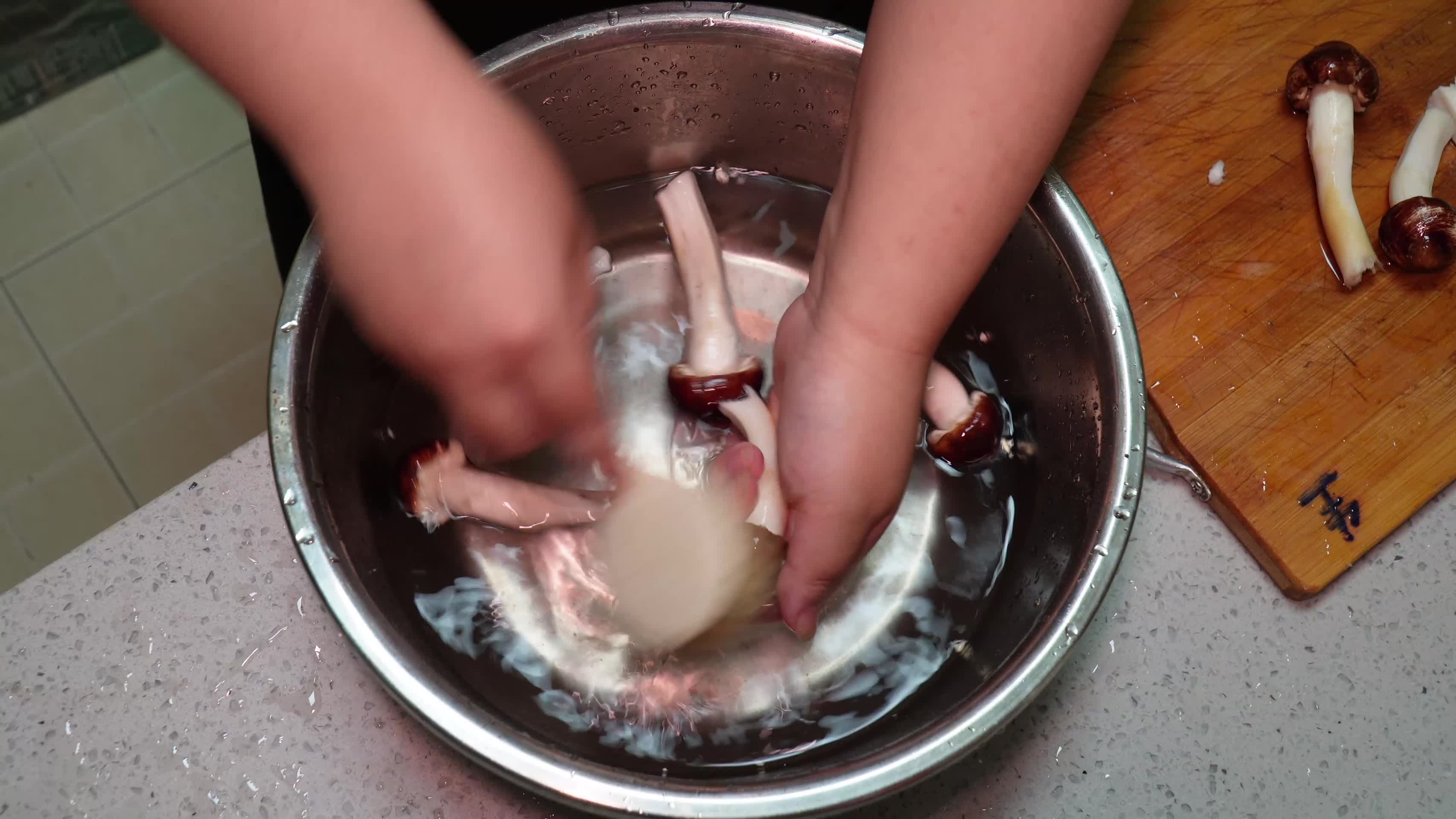 洗蘑菇切蘑菇切松茸视频的预览图