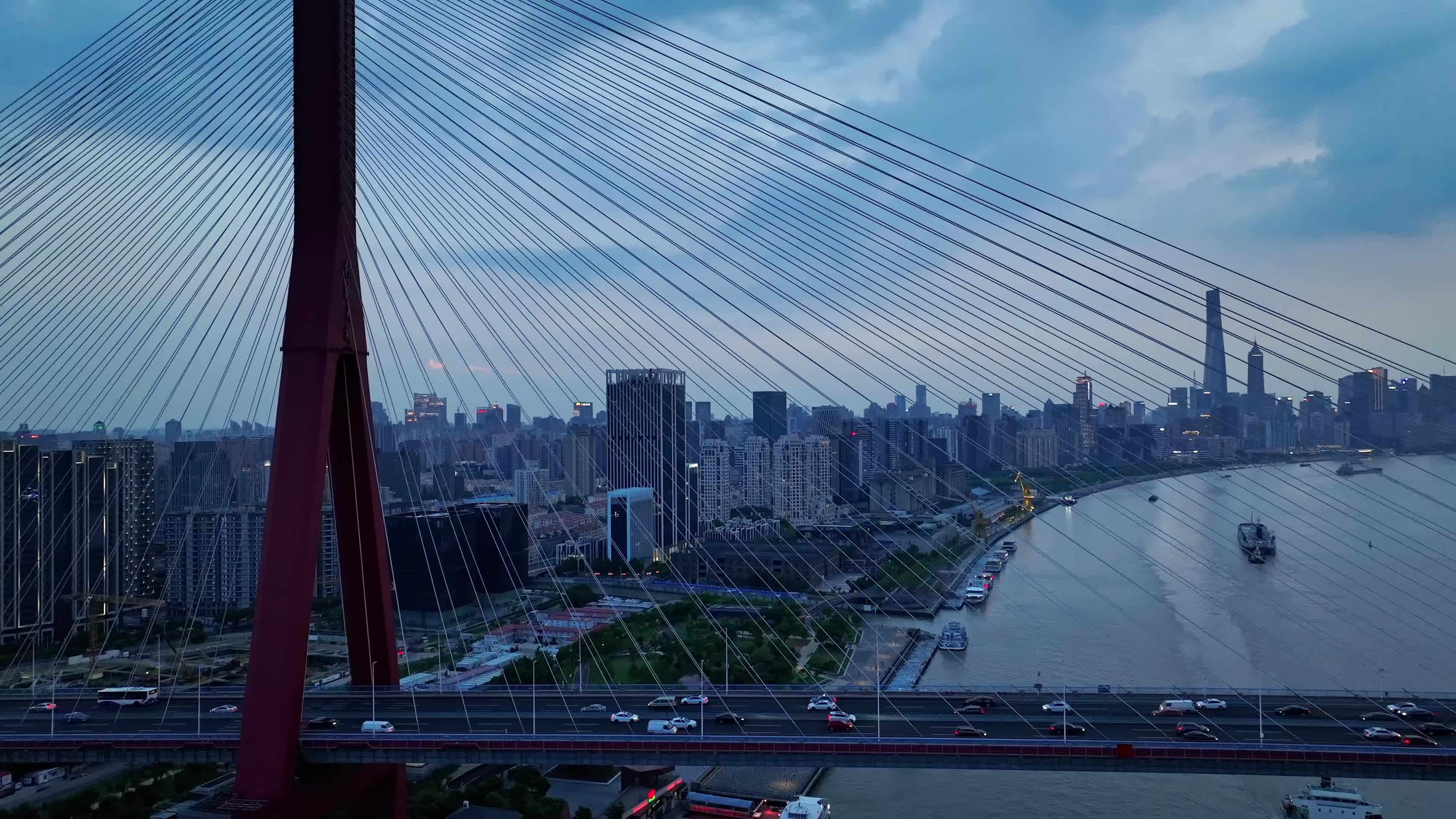 上海杨浦大桥桥梁交通日落夜景4k航拍视频的预览图
