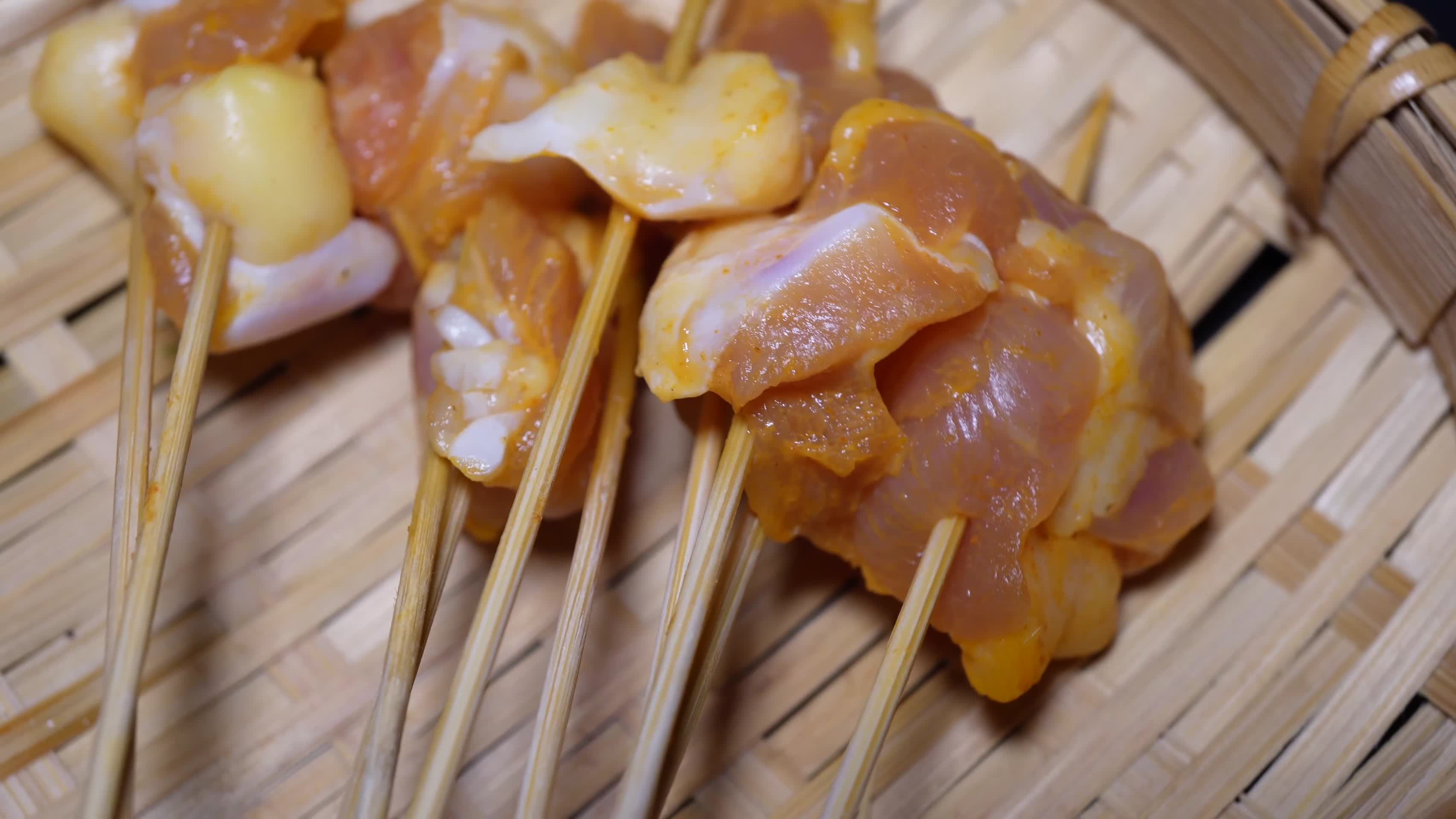 奥尔良鸡肉串小串肉串钵钵鸡炸串烤串美食视频的预览图