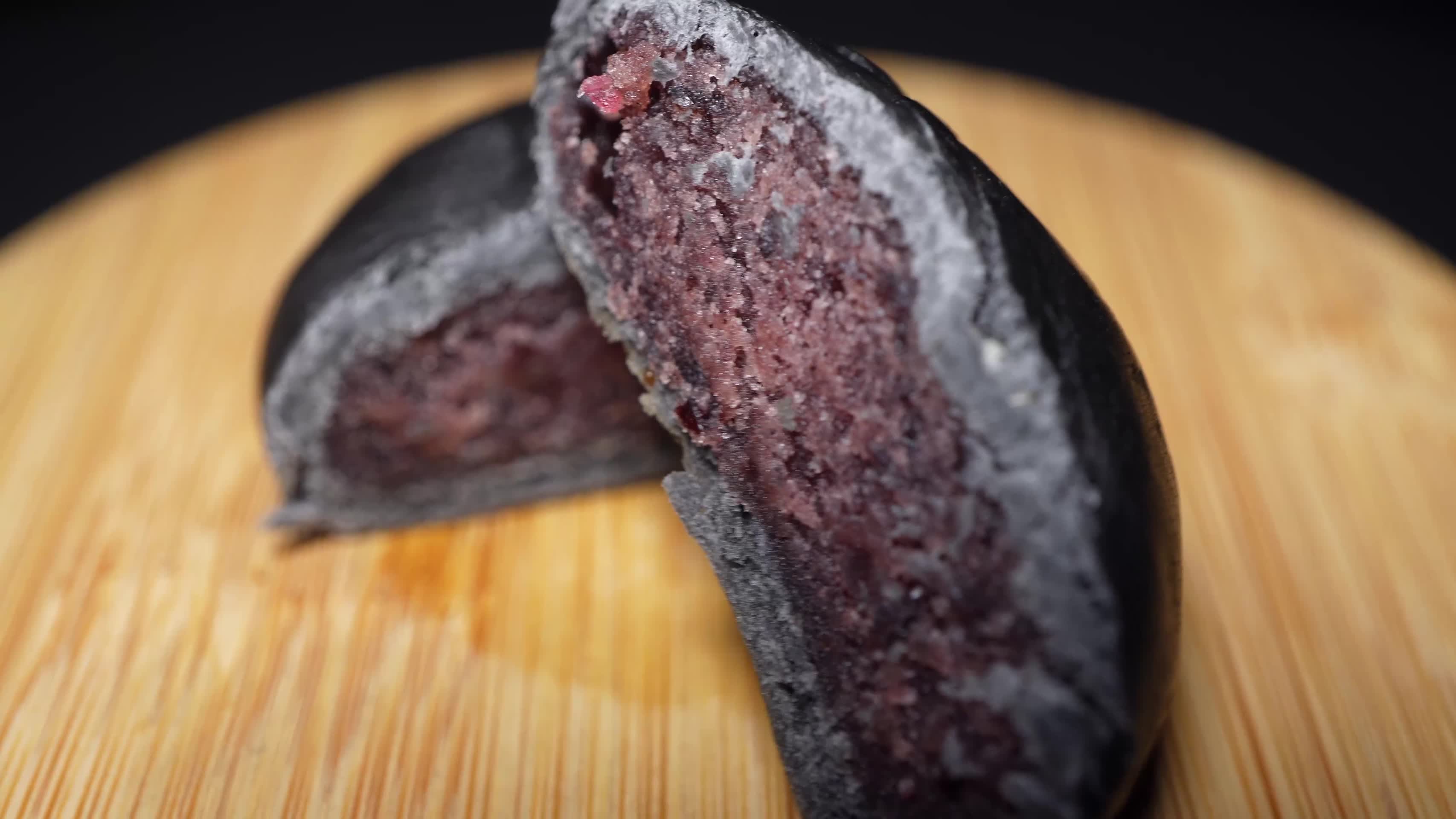 五黑桑葚紫米饼粗粮代餐零食健康饱腹视频的预览图
