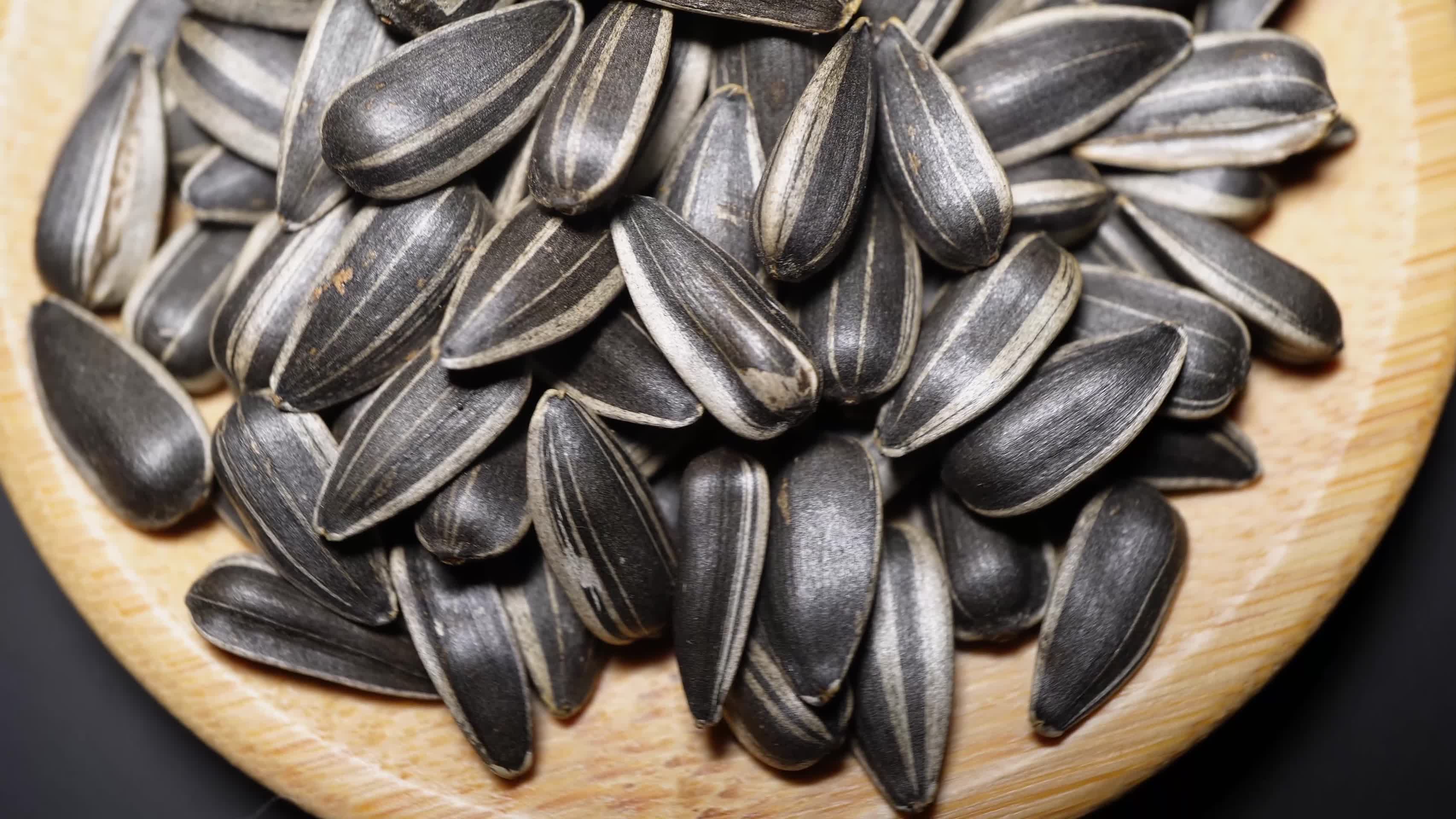 黑珍珠葵花籽油葵瓜子坚果零食视频的预览图