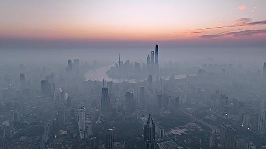 上海陆家嘴城市天际线日出震撼平流雾航拍视频的预览图