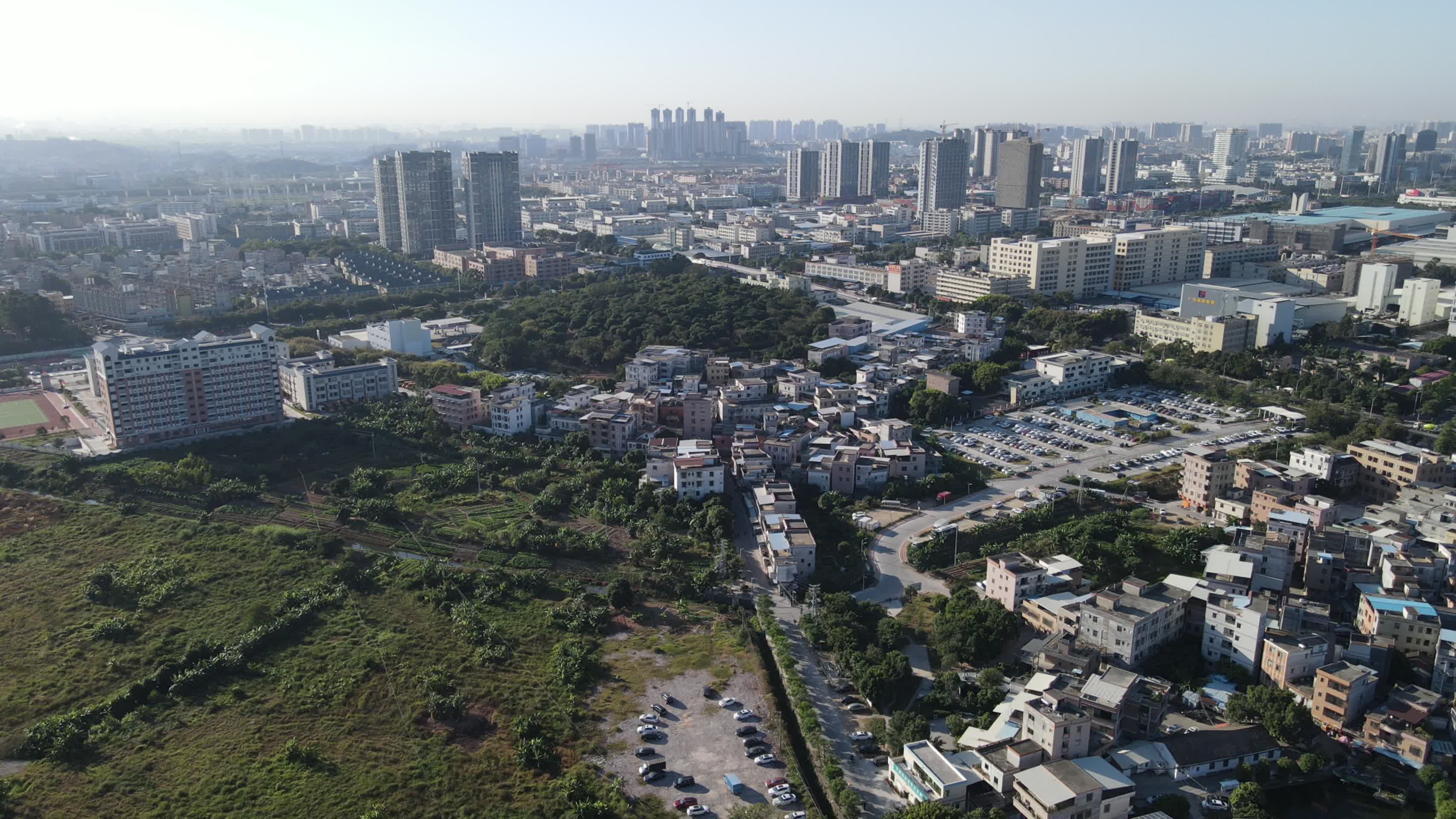 航拍广东绿化与建筑视频的预览图