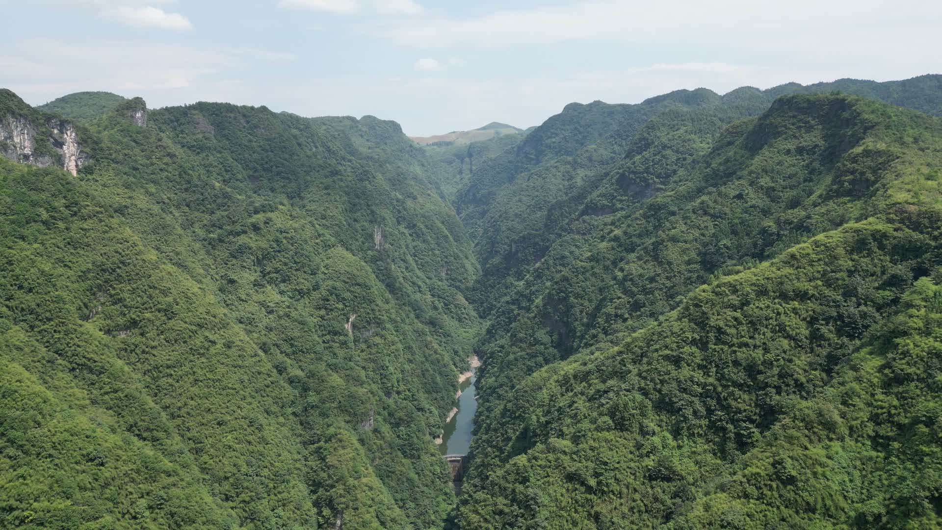 航拍祖国壮丽河山山谷视频的预览图
