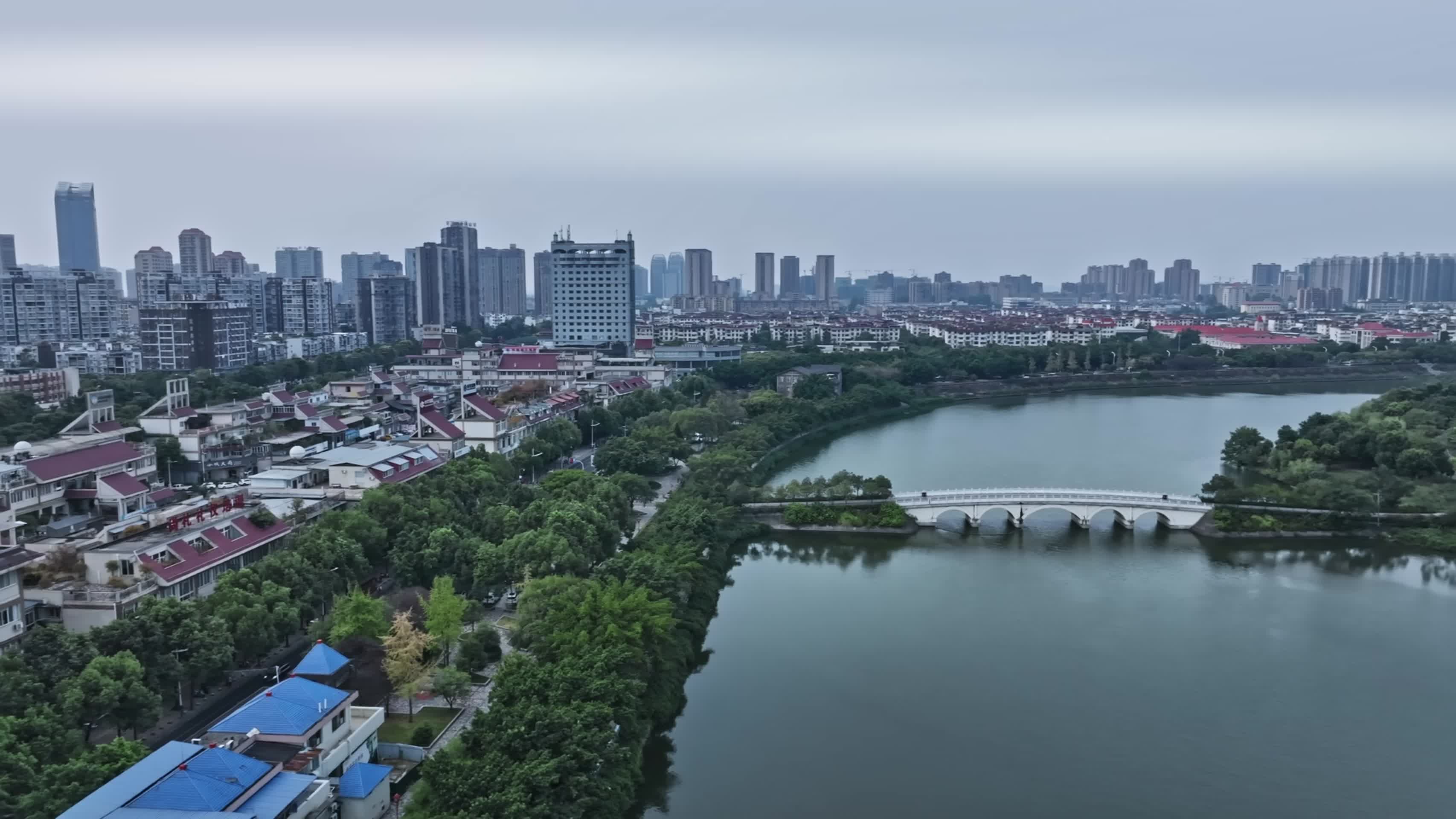 高清航拍眉山苏东坡故乡城市风光视频的预览图