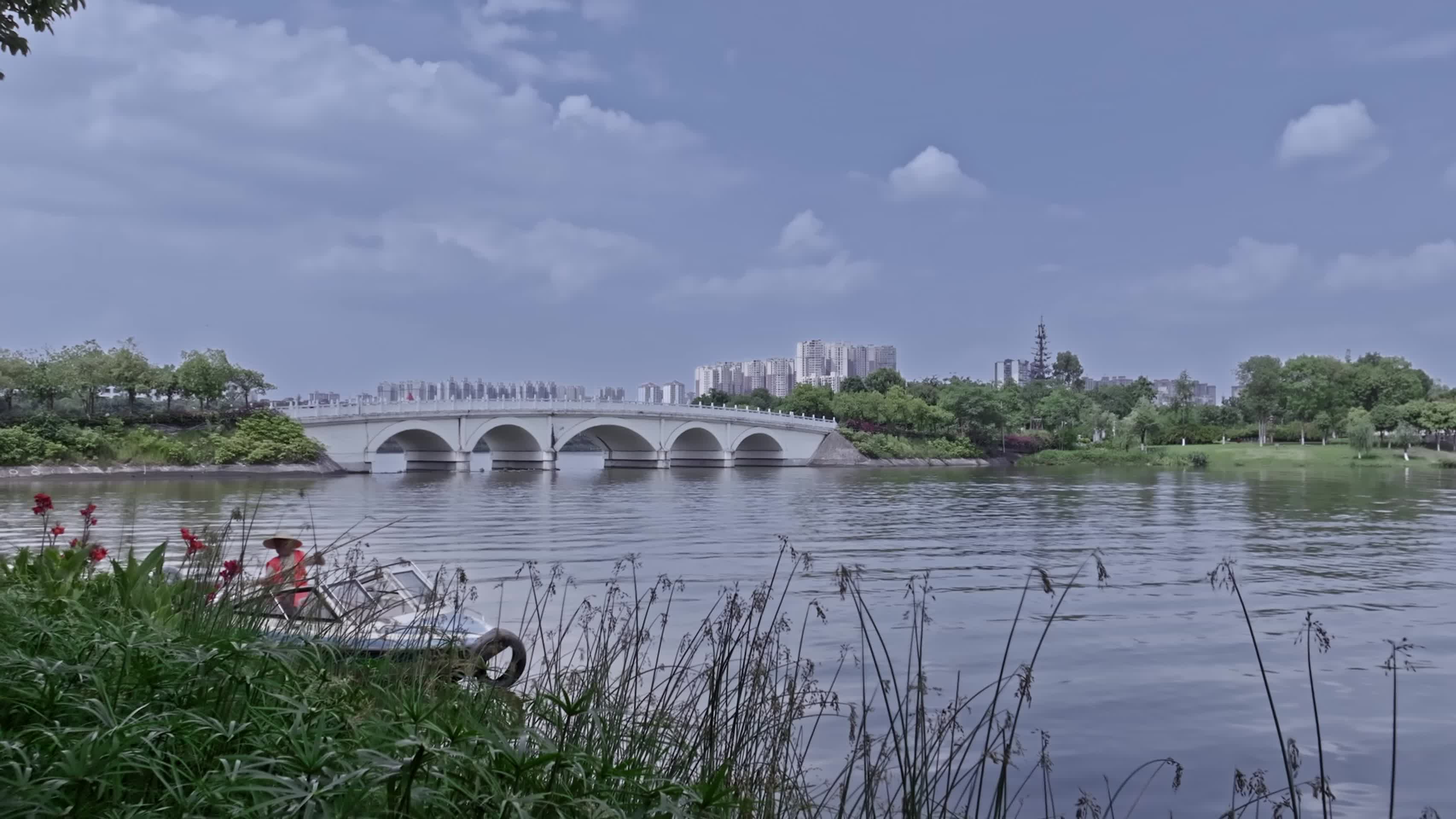 高清航拍四川眉山城市建筑视频的预览图