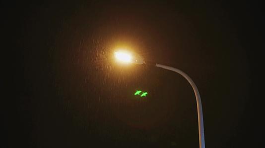 雨天城市夜晚路灯视频的预览图