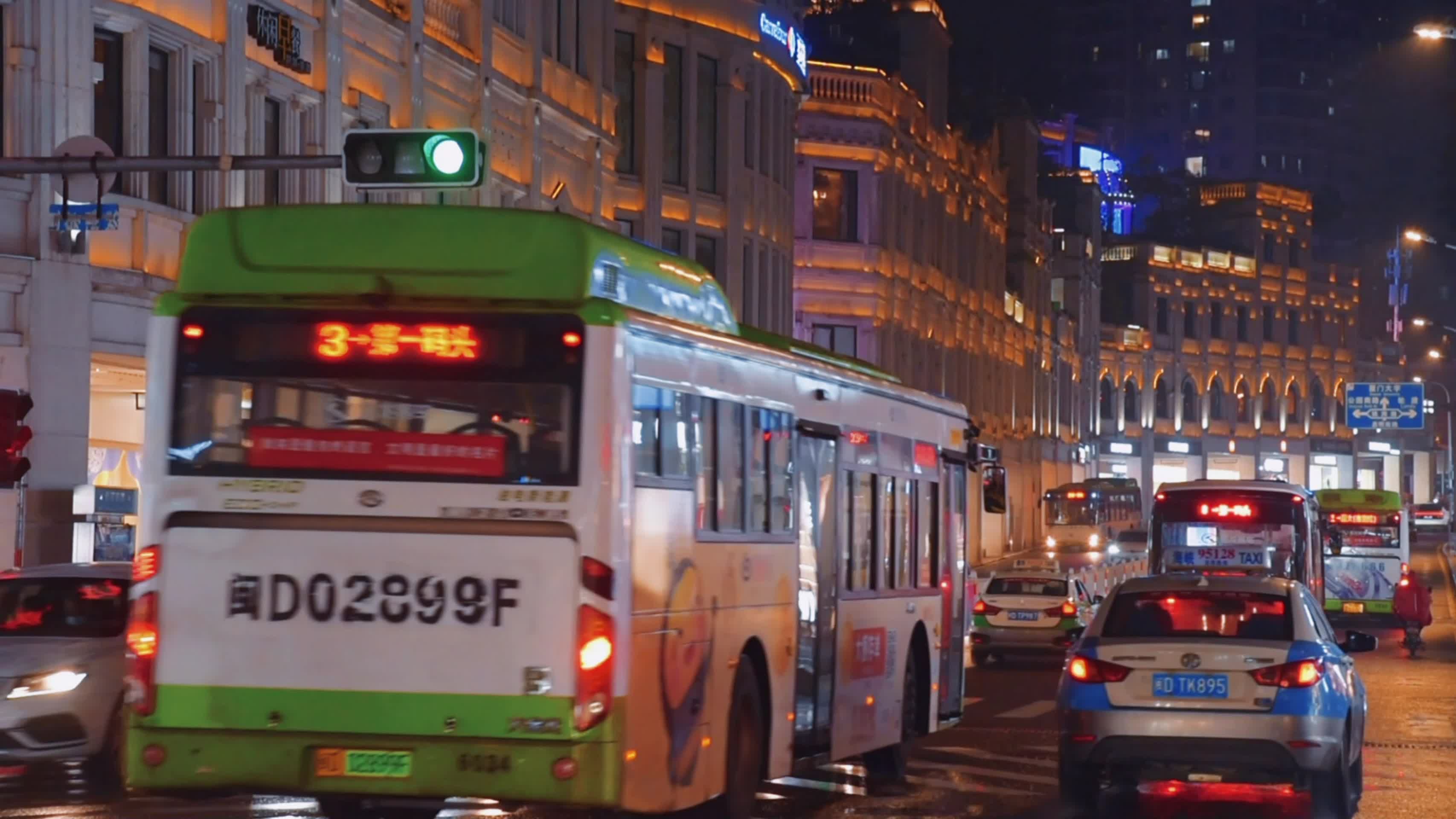城市夜晚汽车行驶视频的预览图