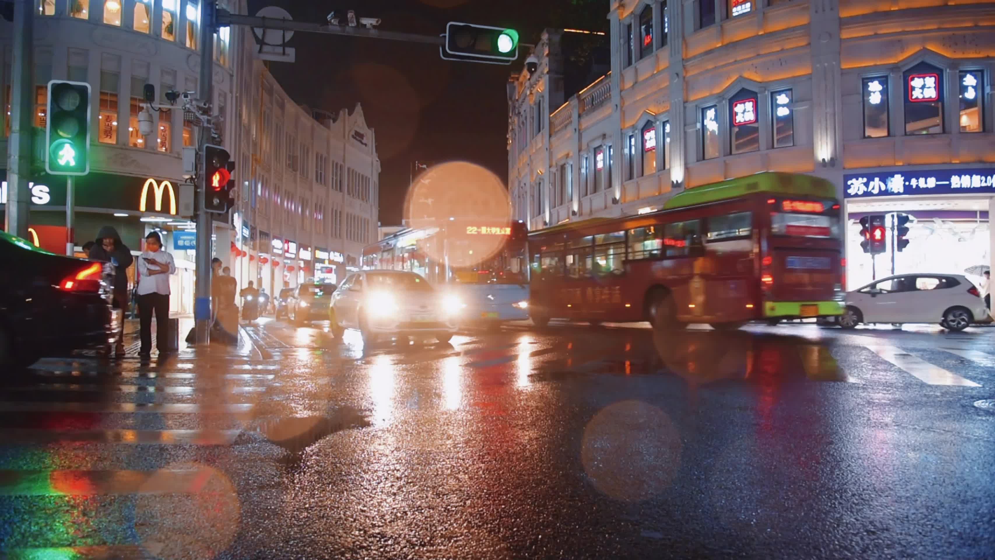 城市路口汽车行驶视频的预览图
