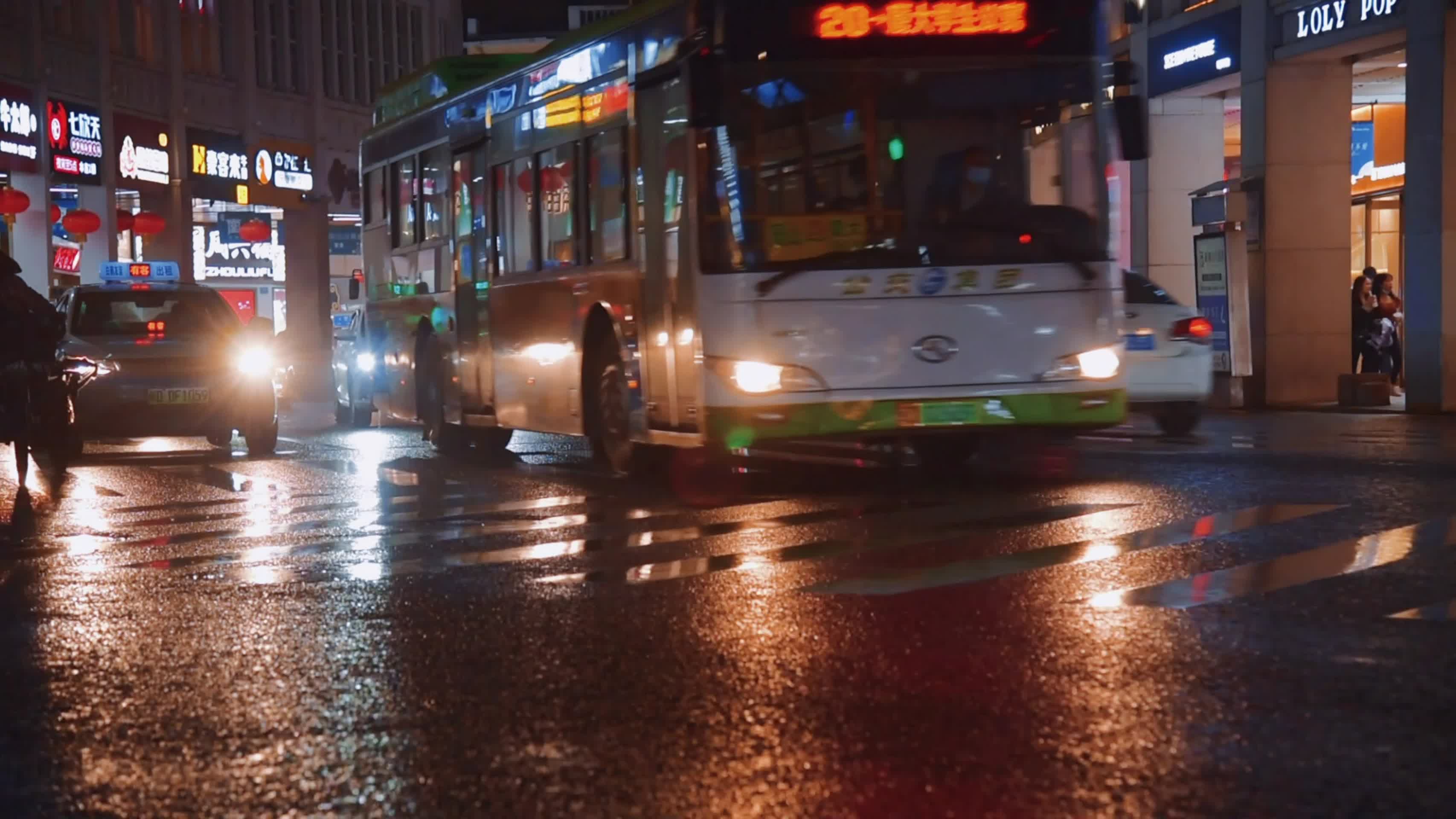 城市路口汽车行驶视频的预览图