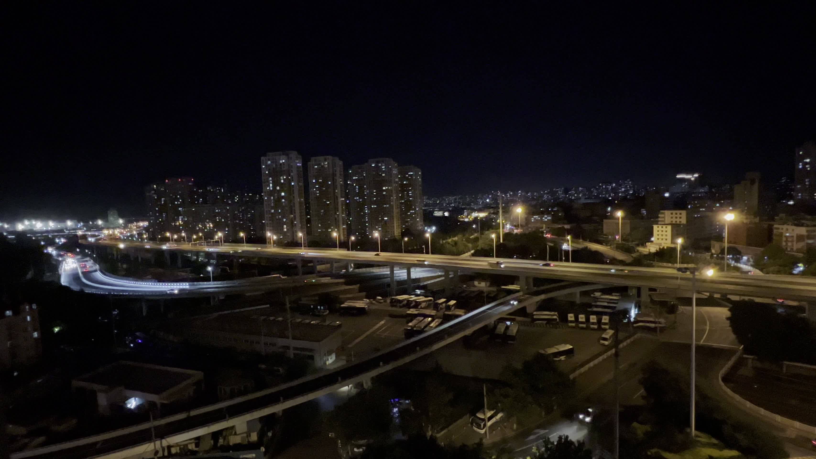 固定机位4k60帧青岛高架桥城市夜景视频的预览图