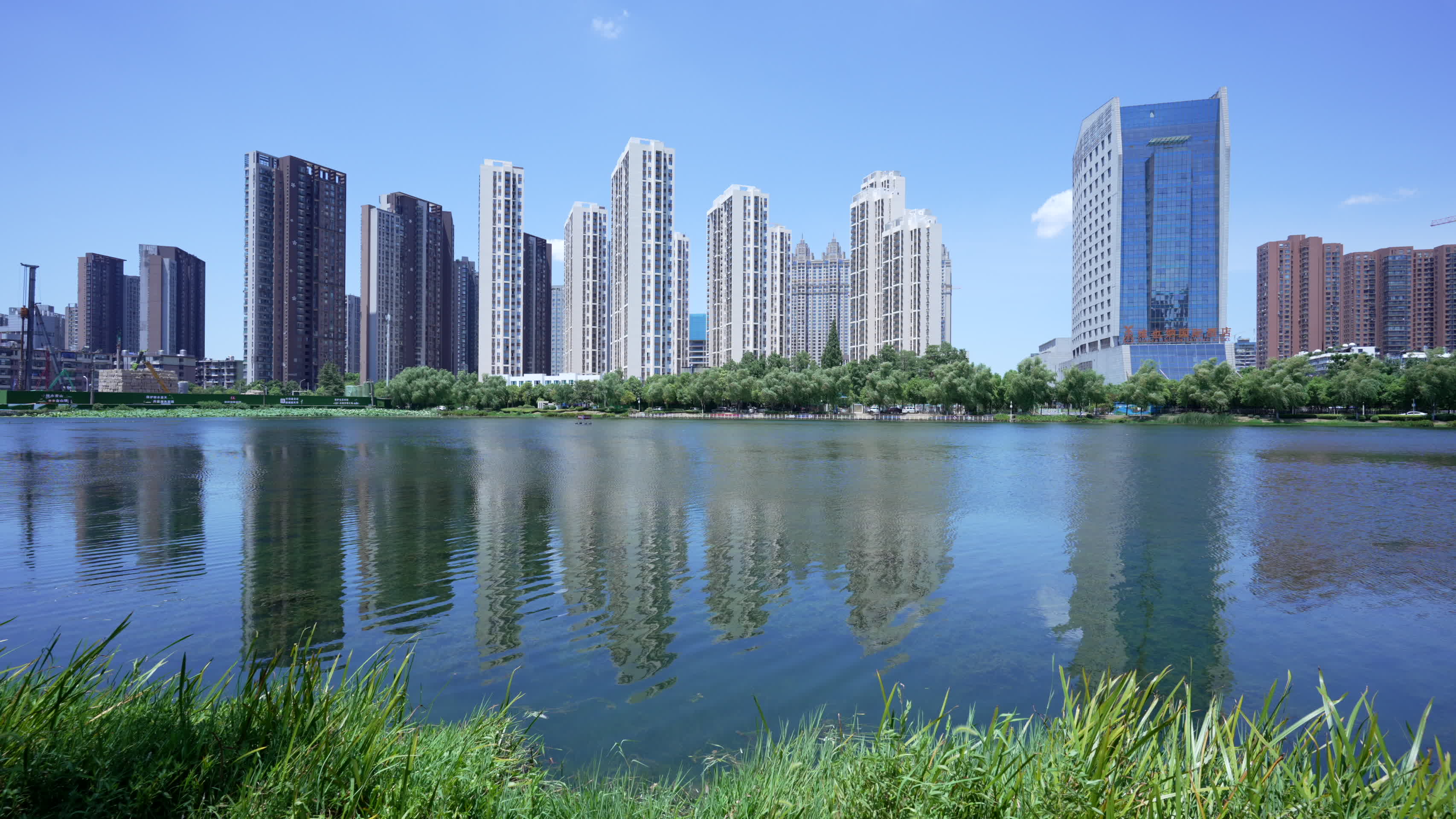 武汉武昌区内沙湖公园风景视频的预览图